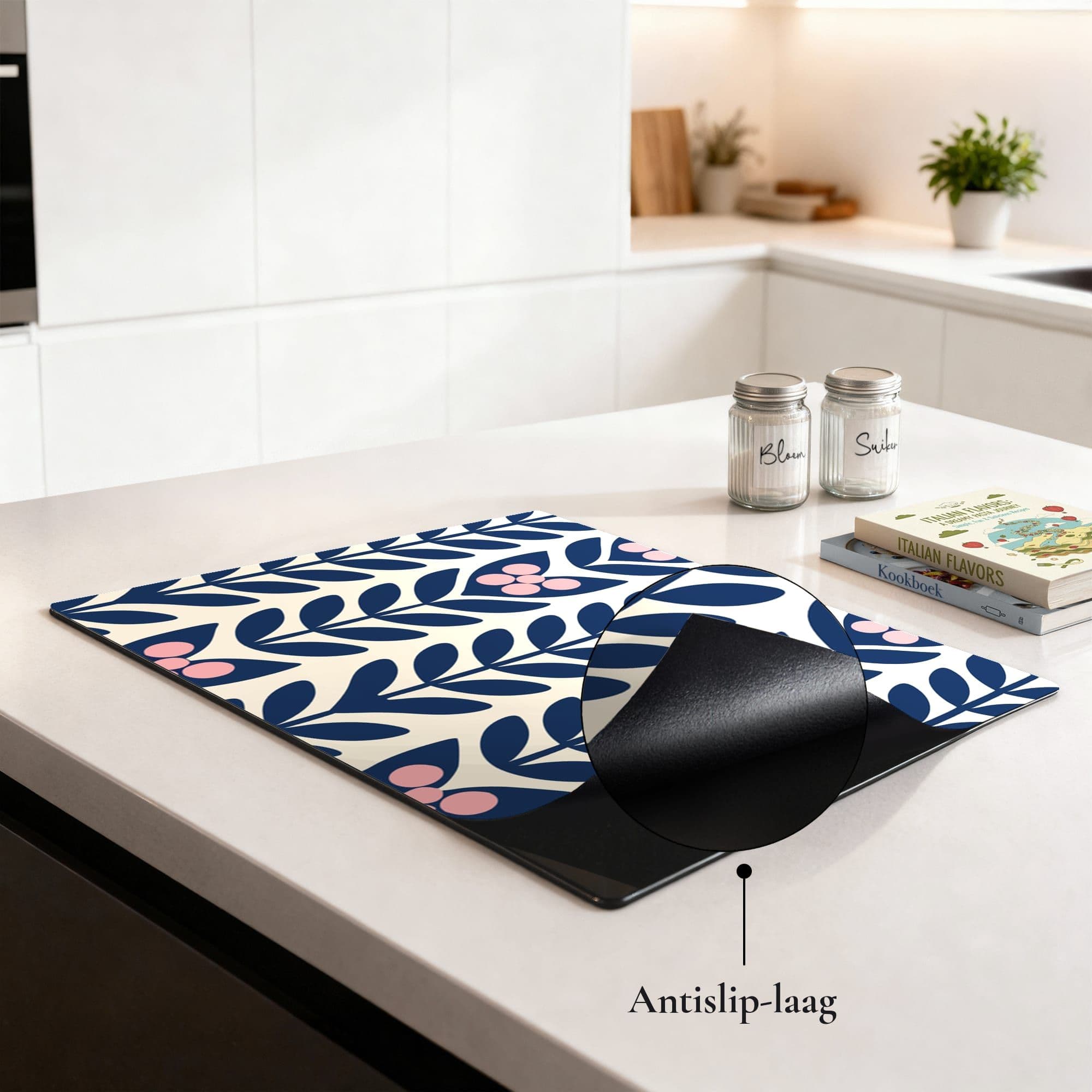 Scandi Tulp Blauw Inductiebeschermer, sfeer aanrecht