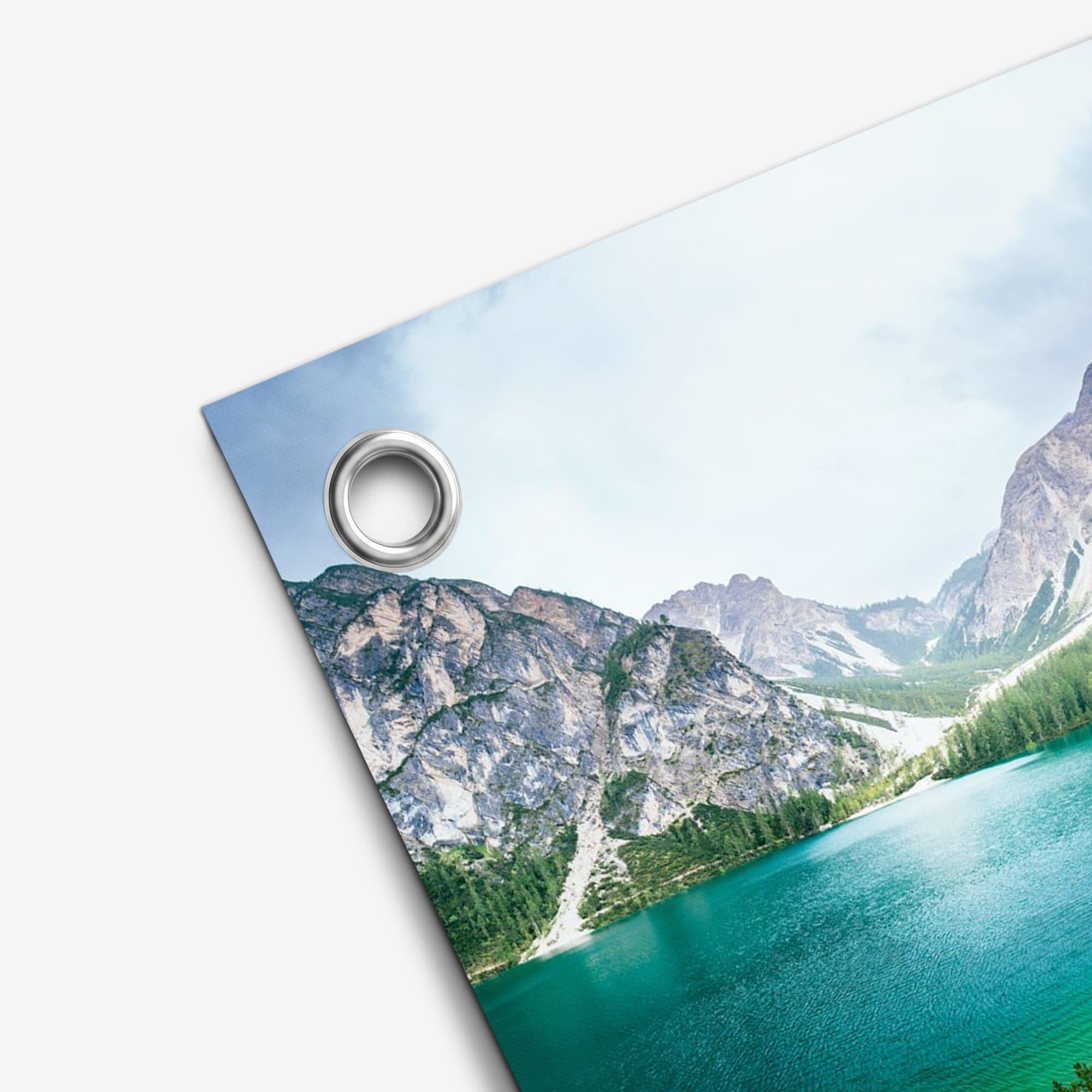 Alpine Lake Serenity, detail hoek